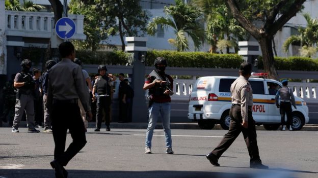 Policía afuera de la estación de policía atacada este lunes.