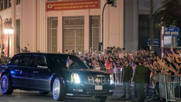 Người dân ở Hà Nội chào đón đoàn xe Tổng thống Donald Trump ngày 11/11