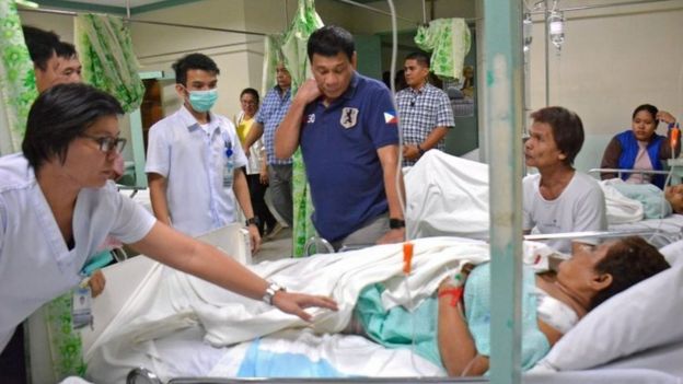 President Rodrigo Duterte (centre, in blue) visiting injured victims of a bomb blast