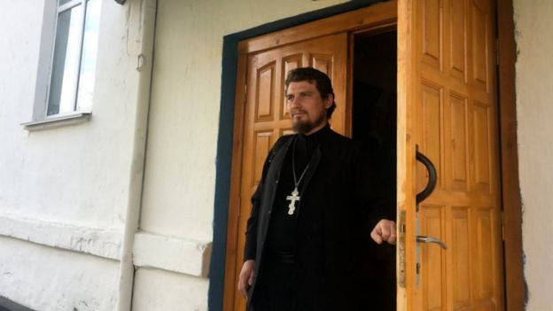 Молодой священник отец Анатолий шесть лет прослужил в "расколе" перед тем, как перейти служить в Московский патриархат