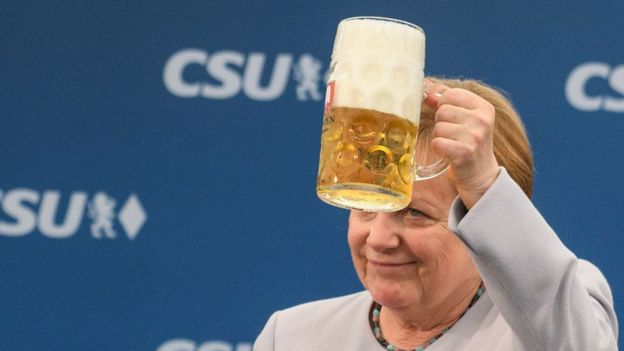 Angela Merkel brinda con una cerveza