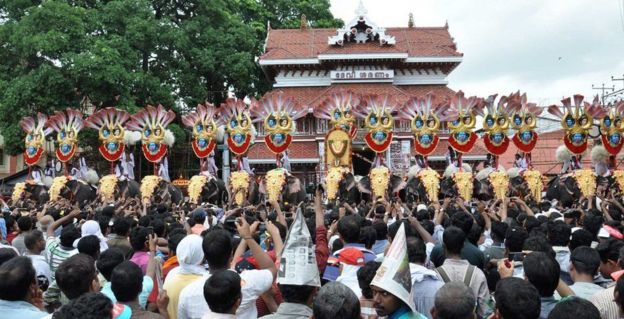 Elefantes em procissões religiosas em Kerala