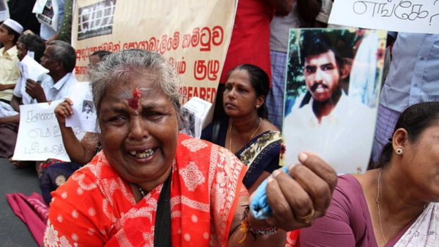 இலங்கை உள்நாட்டு போரில் காணாமல் போனவர்களின் உறவினர்கள் நடத்திய ஒரு போராட்டம் . (கோப்பு படம்)