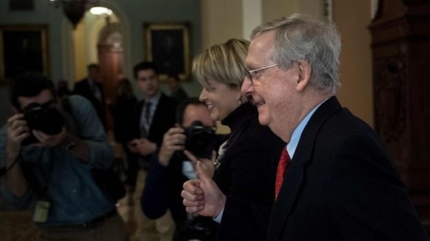Lãnh đạo phe đa số Cộng hòa Mitch McConnell giúp thông qua dự luật