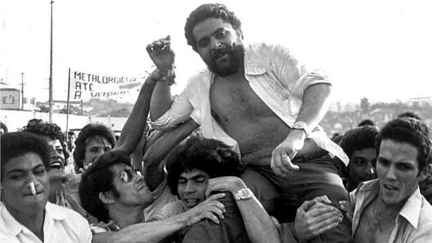 Lula Ã© carregado por colegas durante um protesto promovido pelo sindicato em 1979