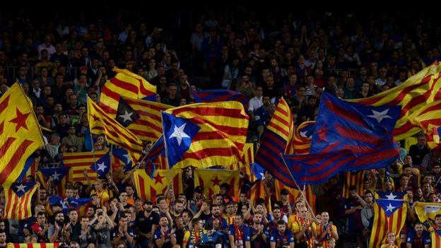 Banderas independentistas en el Camp Nou.
