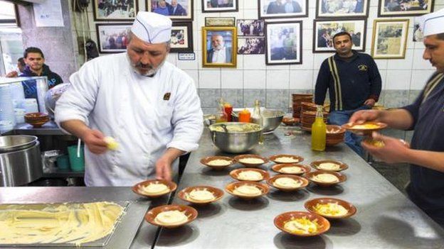 Cocineros preparando humus.