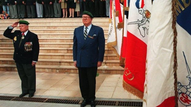 Ông Jean-Marie Le Pen (phải) trong một buổi lễ tại Frejus của cựu binh Pháp trở về từ Đông Dương