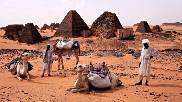 Con camellos y guías en el desierto del Sahara. (Foto: Levison Wood)