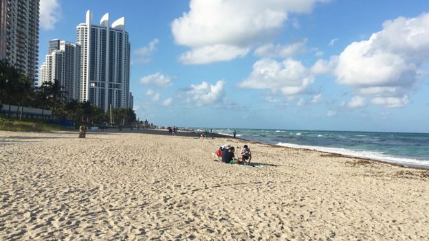Gente en la playa en Miami