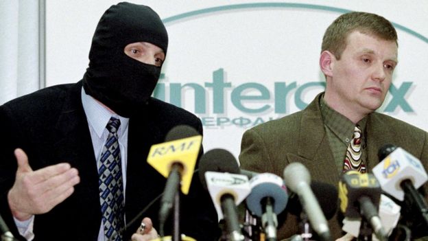 Alexander Litvinenko (derecha) en una conferencia sobre la corrupción en el FSB, en 1998.
