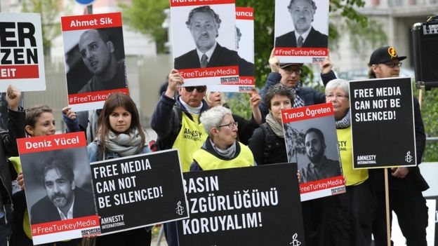 3 Mayıs'ta Almanya'nın başkenti Berlin'de de Türkiye'deki tutuklu gazetecilerle dayanışmak için bir eylem düzenlendi