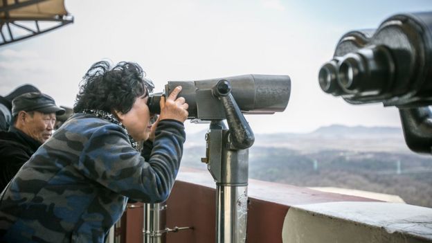 Turistas visitam observatório em zona desmilitarizada entre Coreia do Norte e do Sul