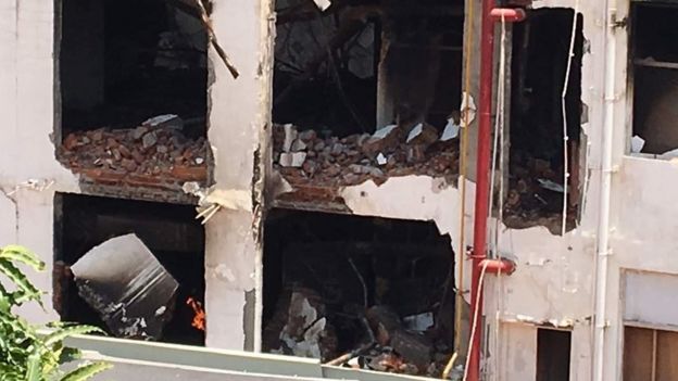 இன்னும் கட்டடத்திற்குள் எரிந்து கொண்டிருக்கும் தீயை படத்தில் காணலாம்.