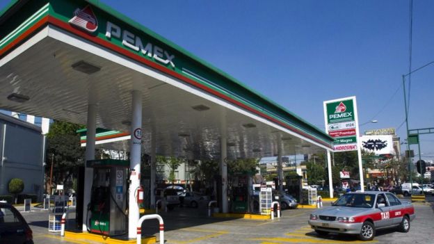Las autoridades investigan a gasolineras por la venta de combustible robado.