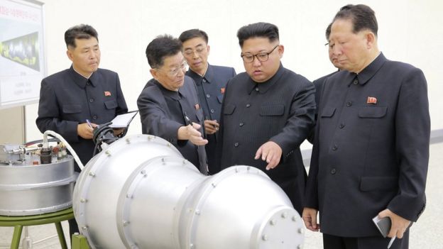 Kim Jong-un inspecciona un componente del programa nuclear de Corea del Norte