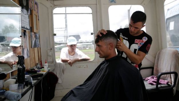 Un recluso trabaja en la barbería