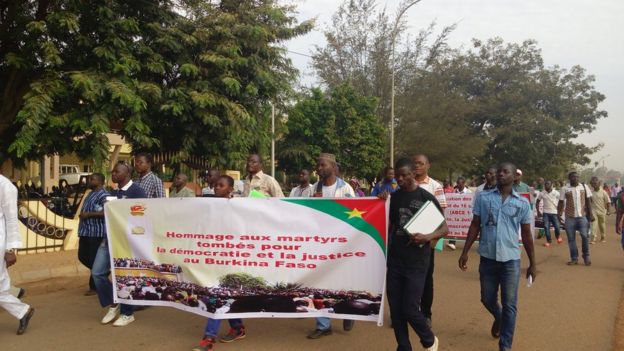 Des Burkinabè réclament justice pour les victimes des violences consécutives au putsch de 2015.