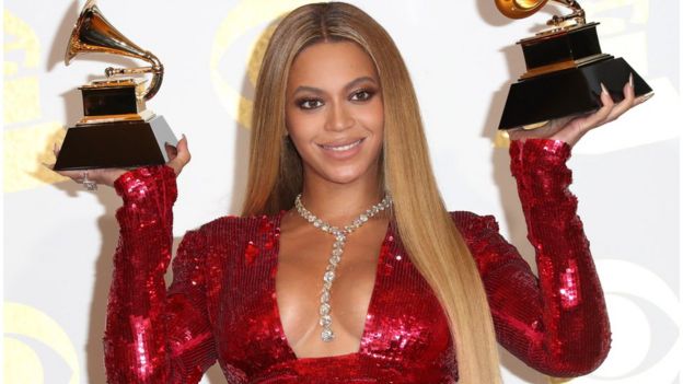 Beyonce segurando dois prêmios Grammy