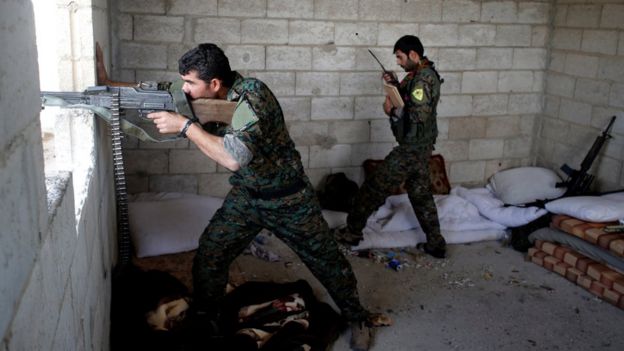 Бойцы курдского ополчения в Ракке