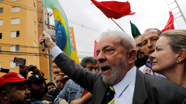 Lula durante viagem a Curitiba para prestar depoimento, em 10 de maio