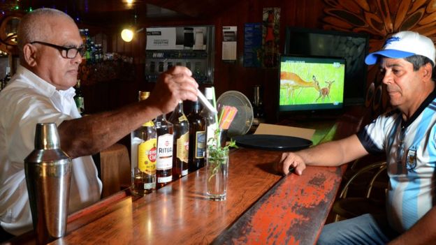 Một quán bia rượu ở Cuba - hình minh họa