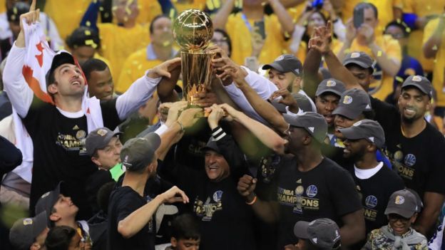 Jugadores de los Golden State Warriors celebran un campeonato