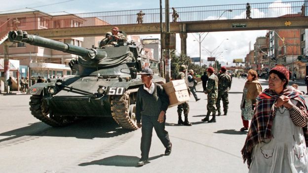 Tanques en las calles de Bolivia en 2003.