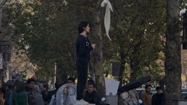المرأة الإيرانية التي خلعت حجابها
