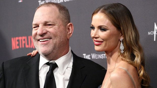 Harvey Weinstein y su esposa.