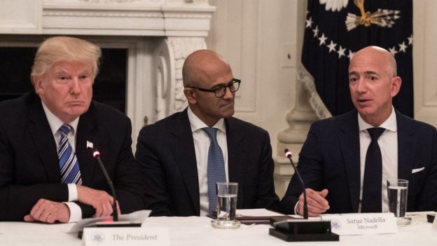 Trump acusa a Bezos de usar "The Washington Post" para hacer lobby a favor de Amazon.