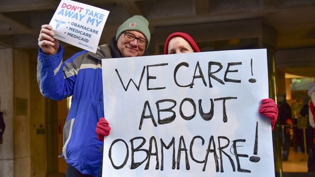 Manifestantes protestan en defensa del Obamacare.