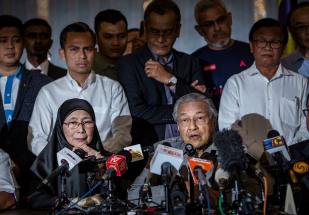 Mahathir Mohamad tampil bersama Wan Azizah, isteri Anwar Ibrahim, usai kemenangan mereka di Pemilu Malaysia 2018.