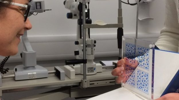 Inma haciendo un test de estereopsis