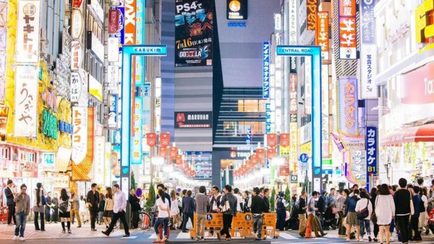 Personas caminando en una calle de Japón