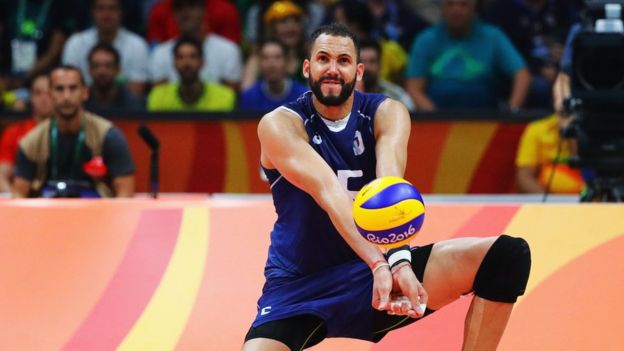 Osmany Juantorena, cubano integrante del equipo de voleibol masculino de Italia, celebra una medalla de plata.
