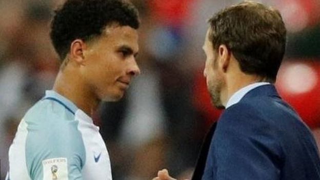 Dele Alli kushoto na kocha Southgate