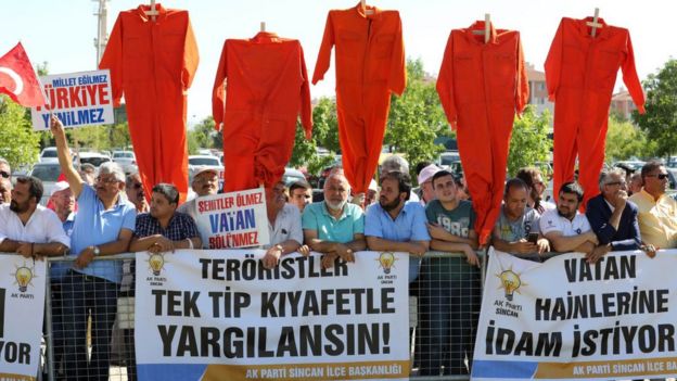1 Ağustos 2017'de darbe girişimi sanıklarının yargılandığı duruşma salonu önünde 'tek tip kıyafet' ve 'idam' talepleriyle protesto düzenlendi