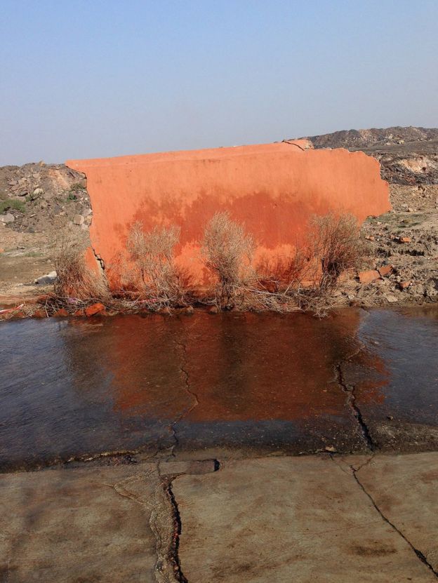La pared que quedó de un templo destruido en un pueblo cerca de una mina de carbón.