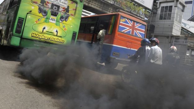 Asap knalpot kendaraan menjadi sumber utama polusi udara Jakarta. Foto diambil pada 2009. /BBC