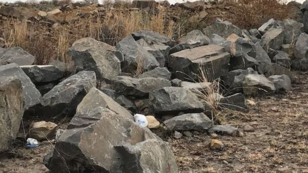 عُثِر على بقايا جثة المرأة بين هذه الحجارة