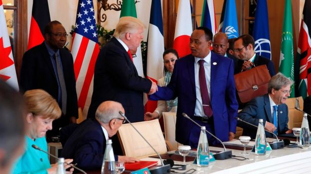 US President Donald Trump and Niger's President Mahamadou Issoufou (C-R) shake hands