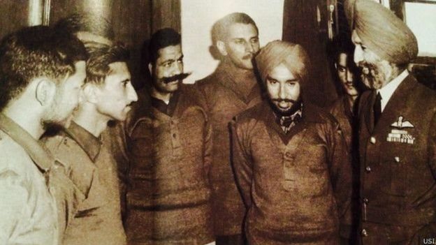 பாகிஸ்தானில் இருந்து திரும்பிய பிறகு நந்தா கரியப்பா (புகைப்படத்தில் பின்புறம் நிற்பவர்), விமானப்படை தளபதி அர்ஜுன் சிங்குடன்