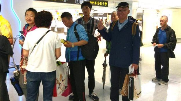 被问到是否遭到强制遣返,陆委会发言人邱垂正表示,张向忠相当配合,离开前还开心地合照。