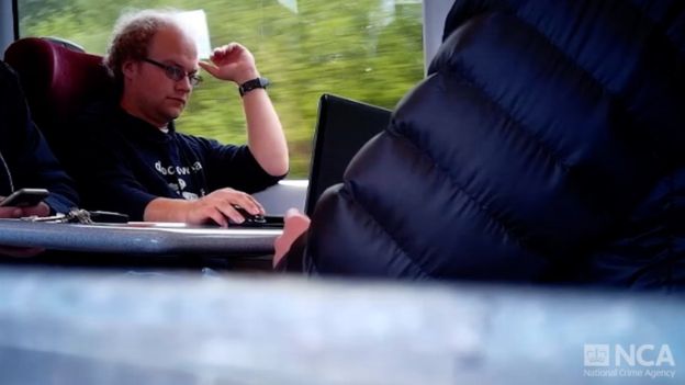 Falder usando o notebook em um trem