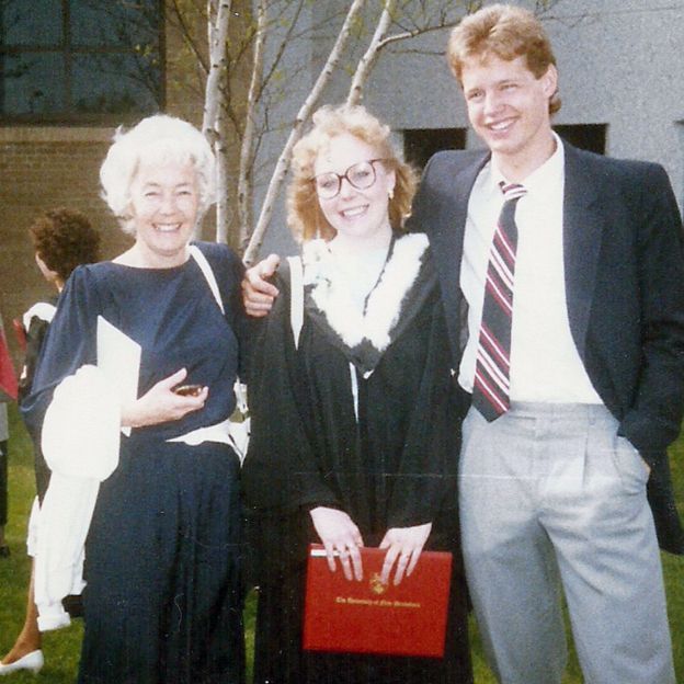 Pauline com sua mãe e irmão em sua formatura, em 1987
