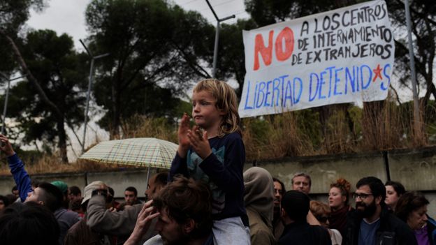 Protestas frente al centro de internamiento de extranjeros en Aluche, Madrid. Una pancarta reza