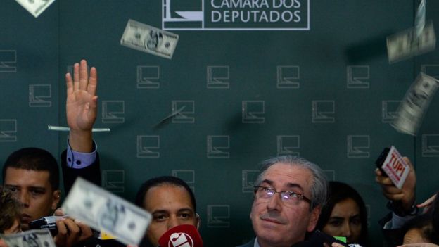 Manifestante joga dólares falsos em Eduardo Cunha durante entrevista coletiva