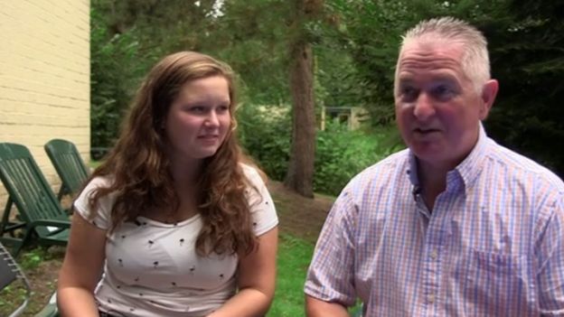 Eric Van Den Heuval y su hija Eveline, durante su entrevista con la BBC.