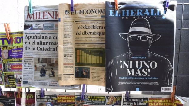 Algunos medios mexicanos publicaron sus portadas con fondo negro.